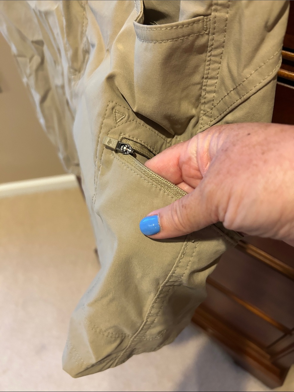 Eddie Bauer women’s Beige Utility Shorts, size 6, zippered pockets, hiking - Picture 6 of 11